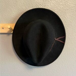 Like new - Black wool hat - water repellant